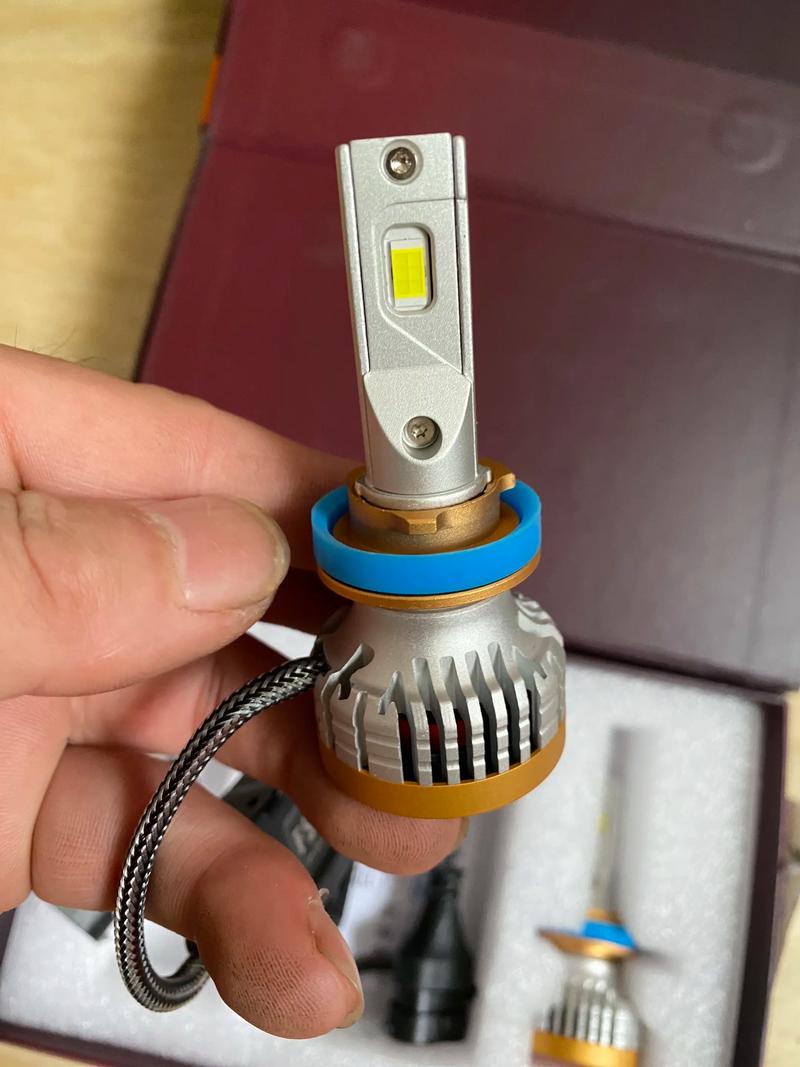 车灯改装氙气灯好还是led灯好(汽车改led灯好还是氙气灯好)