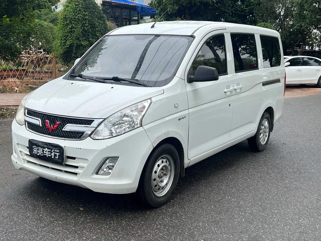 五菱荣光v七座多少钱/五菱荣光v7座价格