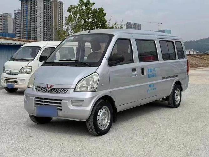 五菱宏光9座面包车 五菱宏光9座商务车图片